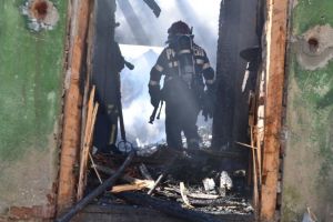 Incendiu la un fânar. Trei echipaje de pompieri la faţa locului