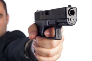 Un bărbat s-a luat la harţă cu trei tineri. Apoi s-a dus acasa şi s-a întors cu un pistol