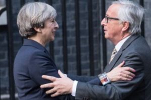 A râs sau nu Jean-Claude Juncker de Theresa May? Comisia Europeană reacţionează