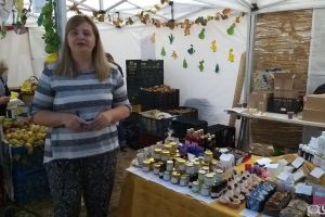 Săpun cu ulei de struţ, lumânări la ceaşcă sau gel de acid hialuronic produse într-un mic laborator din Aiud, de o tânără cu experienţă în domeniul farmaceutic