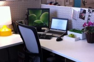 Cum să îţi aranjezi biroul: 7 trucuri pentru o atmosferă de lucru mai bună