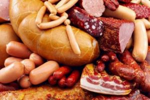 Fabricile de mezeluri au SECRETE FOARTE MURDARE. UN ANGAJAT A VORBIT: „Pasta aceea este amestecată cu apă, multă sare şi tot felul de prafuri”