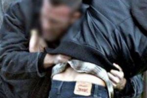 Un ofiţer de poliţie a salvat o bătrână jefuită de un tâlhar abia ieşit din închisoare. S-a lăsat cu aplauze