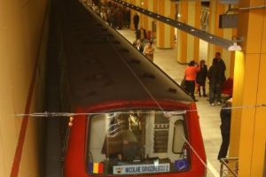 INCIDENT grav la METROU. O femeie a CĂZUT pe şine