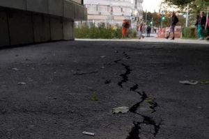 Bloc de zece etaje în pericol de prăbuşire – O fisură de 20 de metri a apărut lângă el