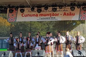 Frumuseţe şi bucurie la Festivalul ”Cununa Munţilor – 2018”, de la Asău