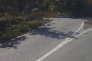 Ca la noi, la NIMENI! Se află FIX în mijlocul drumului, într-o localitate arădeana (FOTO)