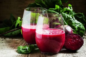 Sucul de sfeclă roşie ajută la prevenirea cancerului. O sursă execelentă de minerale, vitamine, fibre şi antioxidanţi