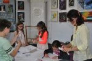 Îndeletniciri tradiţionale şi bucurii muzicale, în Galeriile „Cromatic“