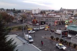 Accident la Hale. Un Logan a intrat intr-un tramvai, o persoana ranita