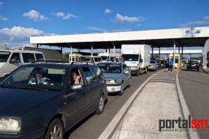 Aglomeraţie la vamă: Șoferii de camioane aşteaptă ore întregi, maşinile stau zeci de minute