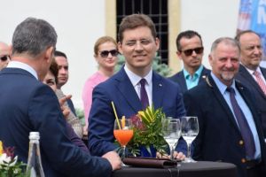 Ministrul Victor Negrescu: Concluziile consultărilor cetăţeneşti arată că românii îşi doresc ca ţara noastră să îşi asume mai mult apartenenţa la Uniunea Europeană