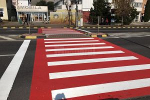 Trecerile de pietoni de pe artera principală a Sucevei, marcate cu roşu şi alb