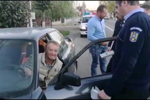 Scene incredibile în trafic: şoferul abia se putea ţine pe picioare de beat ce era,  iar ...