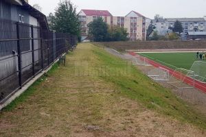 Pubelele de gunoi, cumpărate din banii părinţilor, au fost furate de la stadionul LPS Suceava