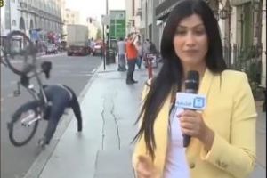 Viaţă grea mai au şi reporterii de televiziune - VIDEO