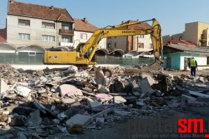 FOTO. Piaţa Mică e deja istorie. Tarabele au fost demolate