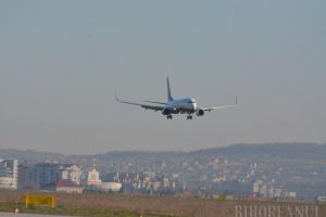 Umblăm după avioane