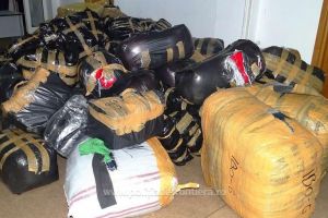 Captura impresionanta la frontiera. Ce au gasit politistii de frontiera in doua autocare si o autoutilitara 