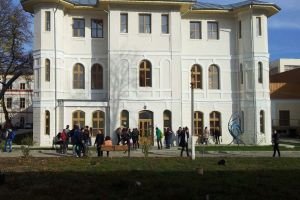 95 de absolvenţi urmează a doua facultate la UDJG