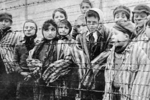 Prefectul de Harghita, cu pioşenie: Suntem datori să aducem un omagiu memoriei victimelor Holocaustului din România