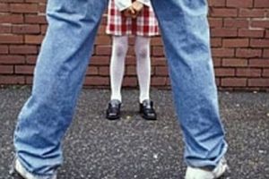 Bărbat prins în timp ce se masturba lângă liceul din Târgu-Cărbuneşti