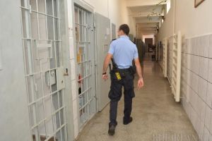 Incendiu la Penitenciarul Oradea: Un deţinut a dat foc unei saltele, patru persoane au fost transportate la spital!