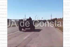 Accident rutier la iesire din Ovidiu in sensul giratoriu. Un TAB si un autovehicul militar implicate