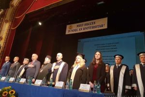 Ignoranţă la vedere: Ca să nu uite versurile imnului, universitariii orădeni le-au proiectat pe ecran