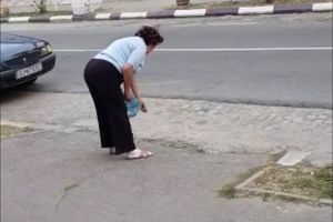 FOTO: Femeie din Târgu-Cărbuneşti, amendată după ce a aruncat cioburi de sticlă pe stradă