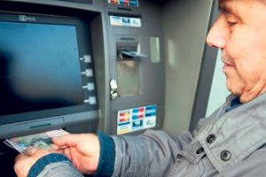 Pensionari, nu mai aşteptaţi poştaşul! Pensiile vor fi virate pe card, de anul viitor