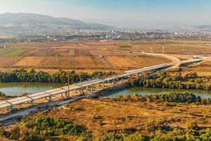 FOTO, VIDEO. Premieră pe Autostrada Sebeş-Turda, lotul I: Toate grinzile la podul peste râul Mureş au fost montate