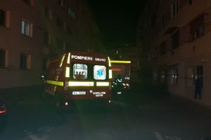 FOTO. Bărbat găsit decedat într-un apartament din Alba Iulia. Pompierii au spart uşa pentru a ajunge la el