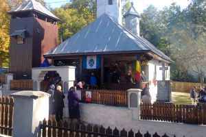 Sfântă Liturghie Arhierească la resfinţirea Bisericii  din Parohia Racoviţa, comuna Polovragi, judeţul Gorj