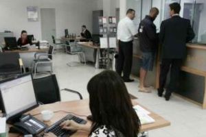 Ministrul Finanţelor vorbeşte de concedieri în sistemul bugetar: Unul munceşte şi trei stau