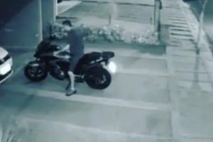 Cel mai prost motociclist. NU poate nici să o ţină pe loc drept - VIDEO