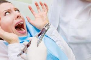 Întrebată ”Când apelaţi la stomatolog?” / Răspunsul unei tinere: ”Când avem dureri de stomac” - VIDEO