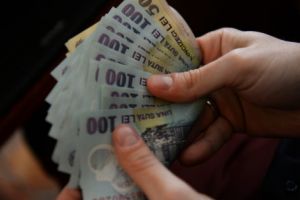Statul impune majorarea salariului minim, că doar nu dă de la el!