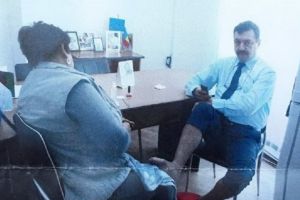 Director dintr-o primărie, pozat în birou în timp ce femeia de serviciu îi făcea... pedichiura