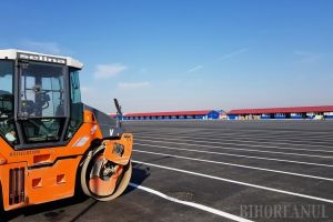 Piaţa 100 e aproape gata. Comercianţii n-au mese şi copertine, iar Liviu Andrica spune că acolo s-ar putea ţine concerte (FOTO/VIDEO)