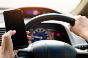 Interzis cu telefonul la volan, altfel riscăm amenzi