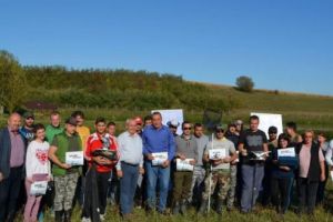 Fir întins între studenţi