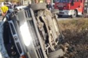 Trafic blocat în Băile Herculane! Trei autovehicule, implicate într-un accident!