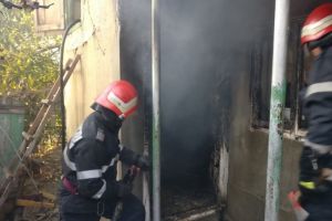 Incendiu violent in municipiul Tulcea. Anexa unei locuinte a fost cuprinsa de flacari (galerie foto)