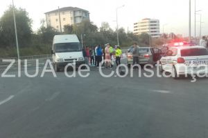 Accident rutier intre Statiunea Mamaia si Navodari intr-un sens giratoriu. O autoutilitara si un autoturism implicate