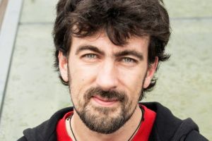 INTERVIU. Regizorul Andi Gherghe este nepărtinitor: „Fiecare din noi întreţine într-o măsură mai mare sau mai mică sistemul ăsta bolnav”