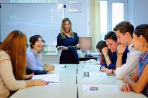 Cod de etică nou pentru profesorii din şcoli: adio, cadouri sau meditaţii cu elevii de la clasă