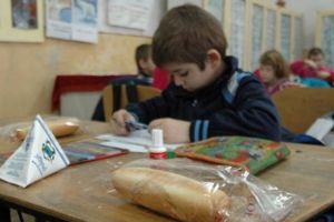 Programul naţional ”Cornul, laptele şi fructele”, finalizat în Alba: din 1 octombrie a început şi furnizarea produselor lactate în grădiniţe şi şcoli
