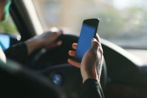 Codul rutier: Folosirea telefonului e interzisă în timp ce conduci maşina. Amenzile pot ajunge la câteva sute de lei
