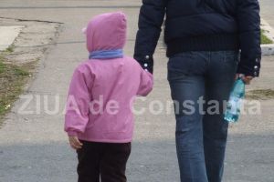 Panica intr-un mall din Constanta!: Un panou publicitar inalt de doi metri a cazut peste o mamica si peste copilul ei. Se cer daune de zeci de mii de euro